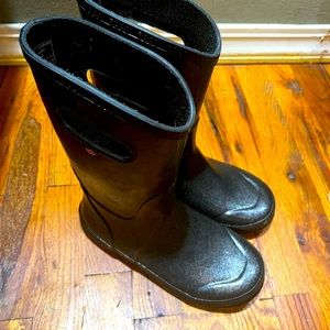 Youth size 5 bog boots. Used but in good condition. Black glitter in color.